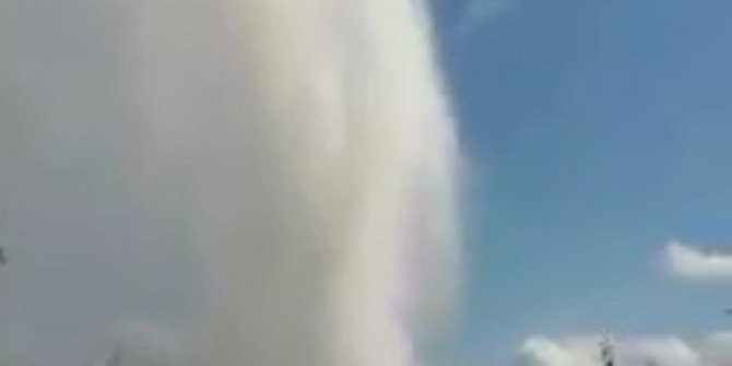 Ana su borusu patladı, sular metrelerce havaya fışkırdı