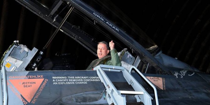 Genelkurmay Başkanı Akar, F-16D uçağı ile uçuş gerçekleştirdi