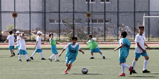 Yenimahalle’de minik futbolcular için kış fırsatı
