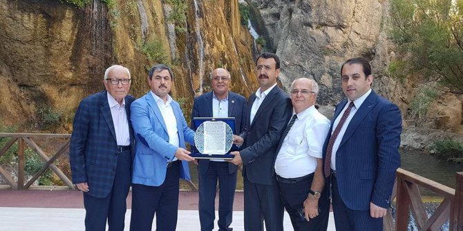 Darende Belediye Başkanı Eser’den Gürün Kaymakamına plaket