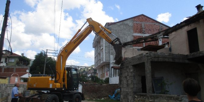 İzmit’te metruk binalar bir bir yıkılıyor