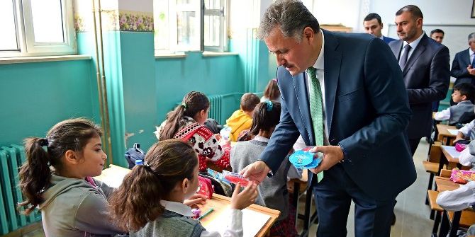 Büyükşehir Belediyesinden Öğrencilere Diş Macunu Ve Fırçası