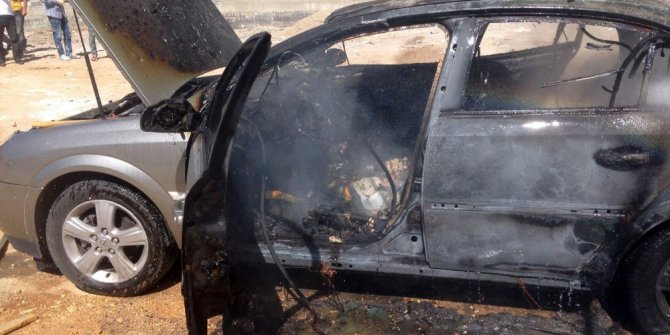 Park halinde otomobil yandı
