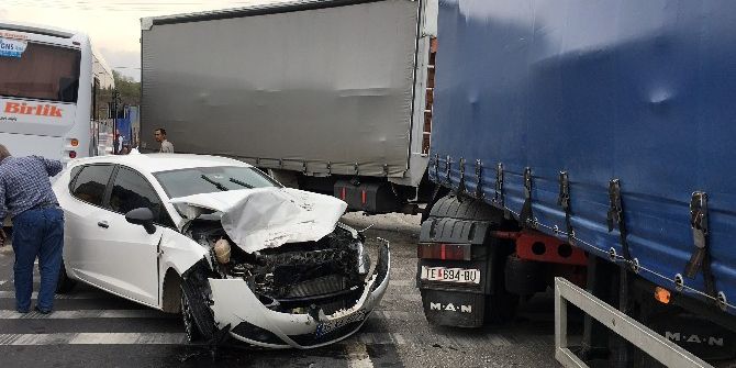 2’si Tır 6 Aracın Karıştığı Zincirleme Trafik Kazasında 3 Kişi Yaralandı