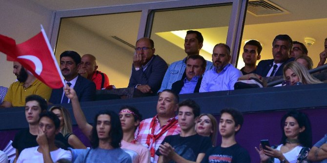 Bakan Bak, millileri yalnız bırakmadı