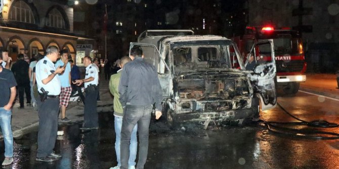 Minibüs alev alev yandı