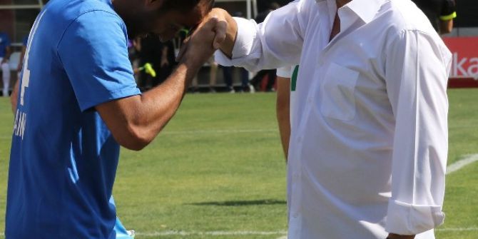 Babasının Elini Öptü, Başarılar Diledi