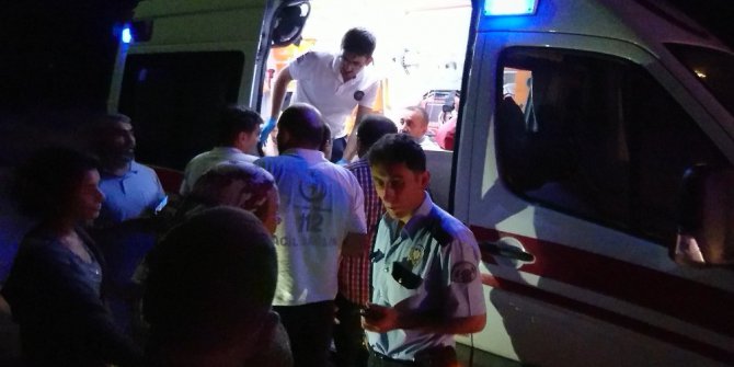 Dört kişiyi yaraladıktan sonra kaçan hırsızlık şüphelileri polisin üstüne araç sürdü