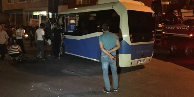 Ataşehir’de otomobil yolcu minibüsüne çarptı: 4 yaralı