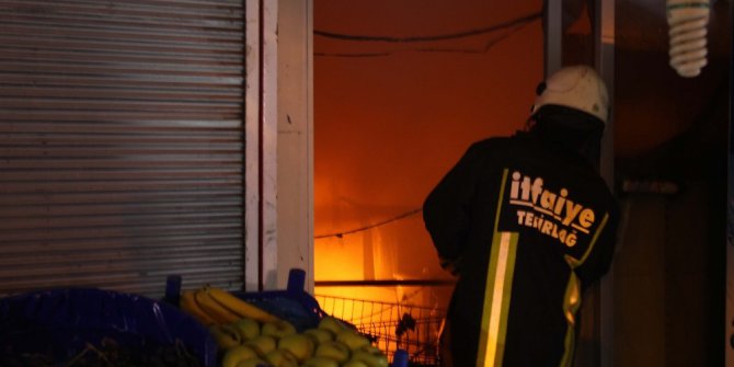 Alevler içinde yanan marketin sahipleri itfaiye erlerine saldırdı