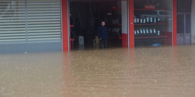 Beşikdüzü İlçesinde Okulda Mahsur Kalan Öğretmen Ve Öğrenciler Botlar Ve İtfaiye Araçları İle Kurtarıldı