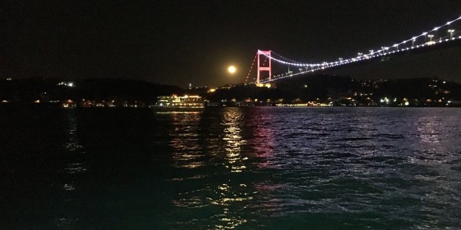 Dolunaylı İstanbul Boğazı manzarası mest etti