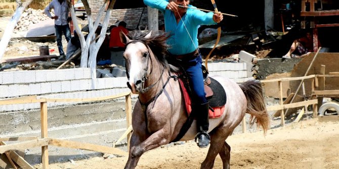 Renkli kaymakam "atlı okçuluk" ve "zihgir"le stres atıyor