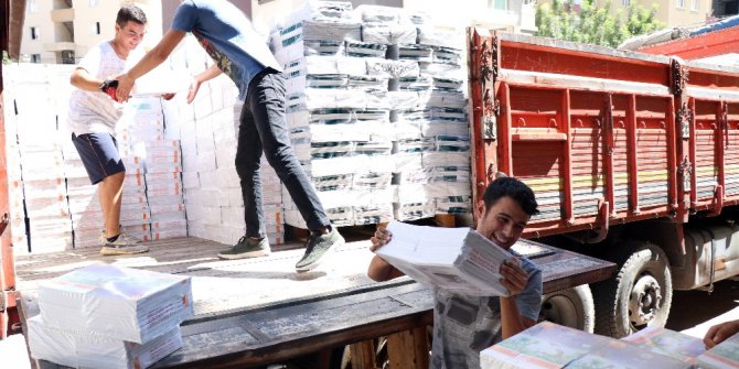 ’Üniversiteli hamallar’ kitap taşıyarak harçlık çıkartıyor