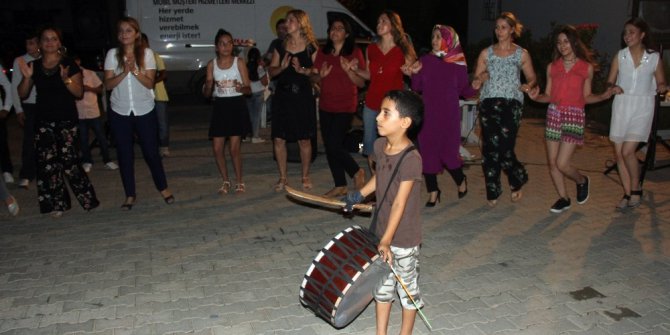 3 yaşından beri düğünlerde davul çalıyor