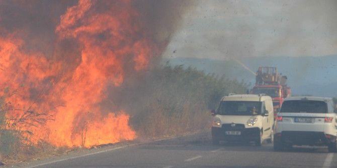 Sazlık Yangını Sürücülere Zor Anlar Yaşattı