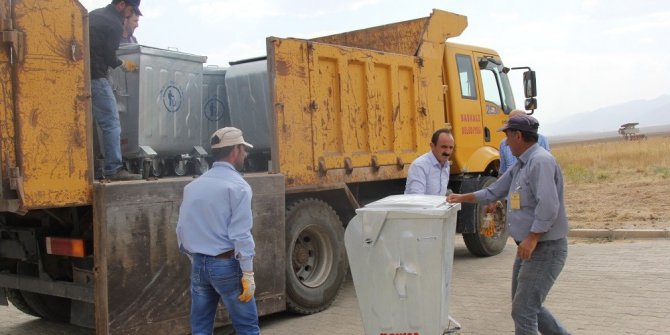 Başkale’ye 600 adet yeni çöp konteyneri