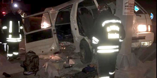 Göçmenleri taşıyan minibüs kaza yaptı: 1 ölü, 20 yaralı