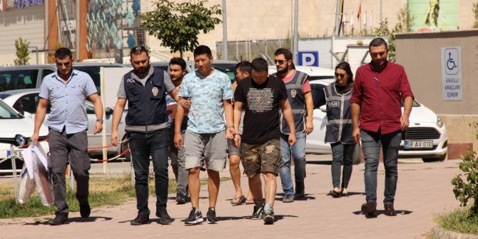 Özel düzenekli çantayla 13 bin liralık kıyafet çaldılar