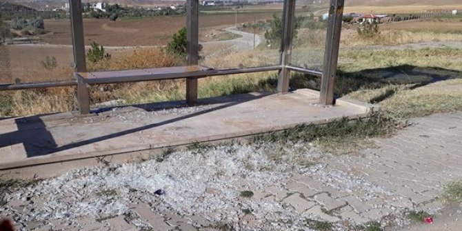 Otobüs durağının camlarını kırdılar