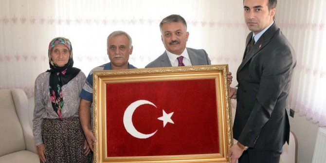 Vali Yazıcı, şehit Tayfun Meşe’nin ailesini ziyaret etti