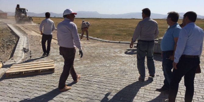 Çaldıran’da kilitli parke taşı döşeme çalışması