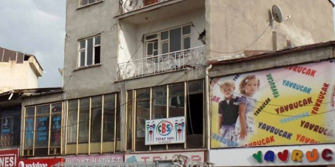 Erciş’te Fırtına Çatıları Uçurdu