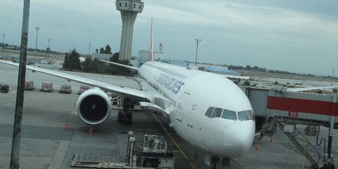 Uçağa Bagaj Yükleme Aracı Çarptı