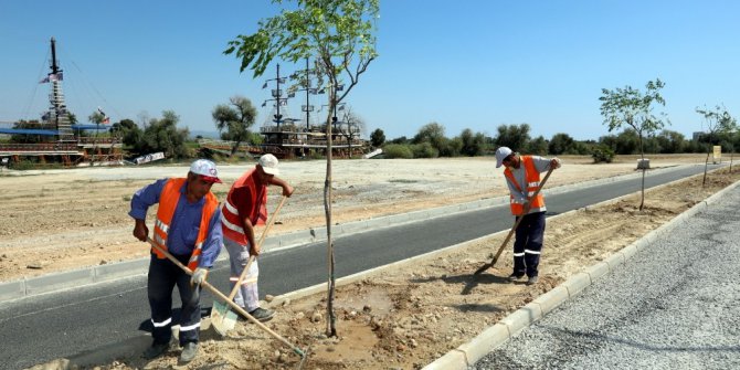Manavgat Belediyesi ırmak kenarını ağaçlandırıyor