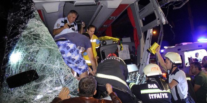 Kamyonlarla Çarpışan Otobüsün Şoförü Aracın İçinde Sıkıştı