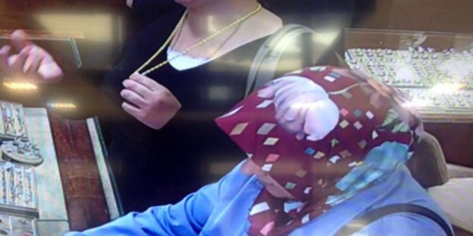 Kuyumcuda deneme amaçlı boynuna taktığı altın kolyeyi çaldı