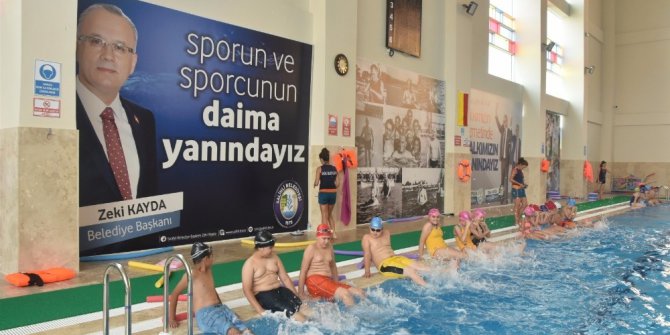 Salihli’de yaz-kış yüzme öğretiliyor