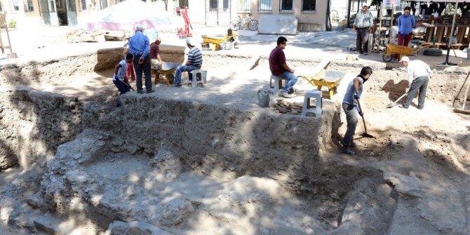 Akhisar’da bulunan Roma dönemine ait tapınağın altından tarih fışkırıyor