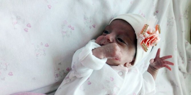 700 gramlık parmak bebek hayata tutundu