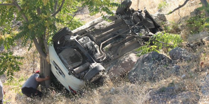 Uçuruma yuvarlanan araçtan sağ çıktı