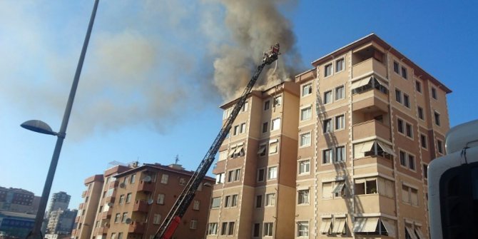 Ataşehir’de 7 katlı binanın çatısı alev alev yandı