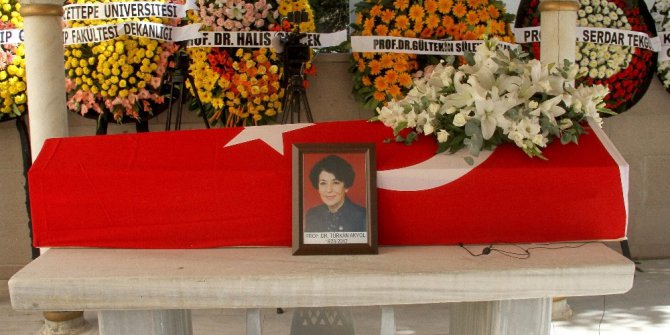 Türkiye’nin ilk kadın bakanı Türkan Akyol son yolculuğuna uğurlandı