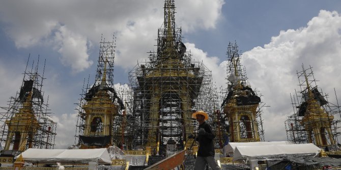 Tayland kralının yakılması için saray yapılıyor