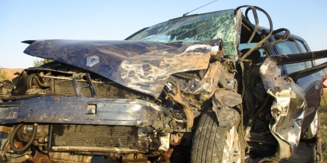 Kamyonetle otomobil çarpıştı: 3 yaralı