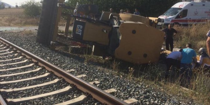 Tren hemzemin geçitte iş makinesine çarptı