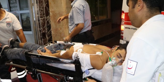 Evinin önünde tabancayla vurulan genç ağır yaralandı