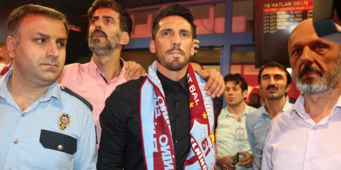 Trabzonspor taraftarı Sosa ve Volkan Şen’i omuzlarına aldı