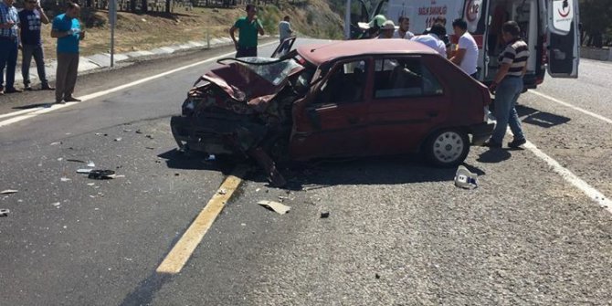 Otomobil ile kamyonet çarpıştı: 3 yaralı