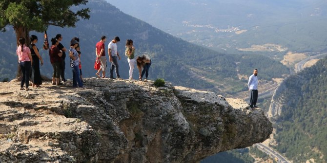 Bin 650 metre uçurumun kenarında fotoğraf kuyruğu