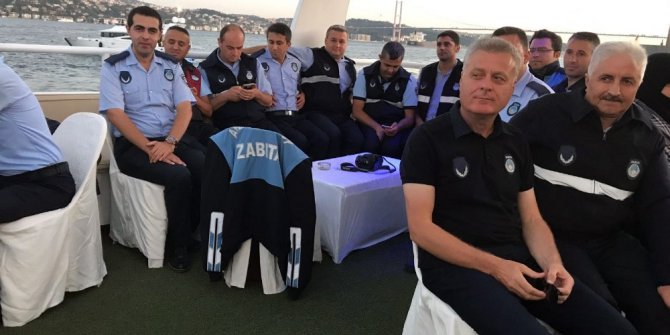 Kutlama yapan zabıtalara seyyar satıcı şoku