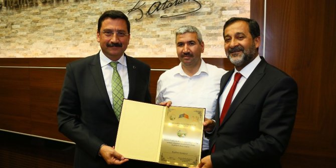 Başkan Ak’a Türk dünyasına hizmet ödülü