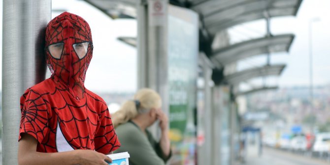 Suriyeli Ali "Örümcek Adam" kostümüyle mendil satışını ikiye katladı