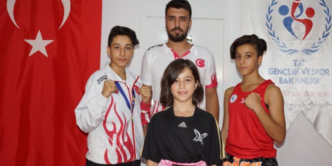 Ailesinden ayrı ama dünya ikincisi oldu