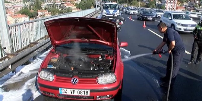 15 Temmuz Şehitler Köprüsü’nde yanan araç trafiği olumsuz etkiledi