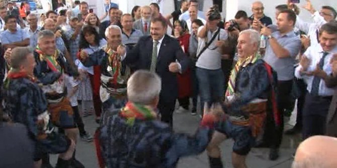 Bakan Eroğlu efelerle birlikte oynadı